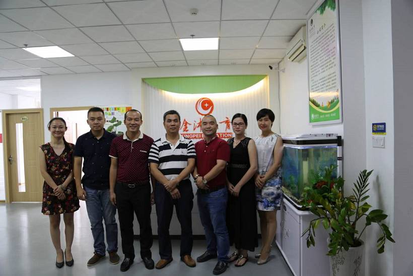 致公黨廣西區(qū)委陳金國秘書長與金沛教育領(lǐng)導班子合影