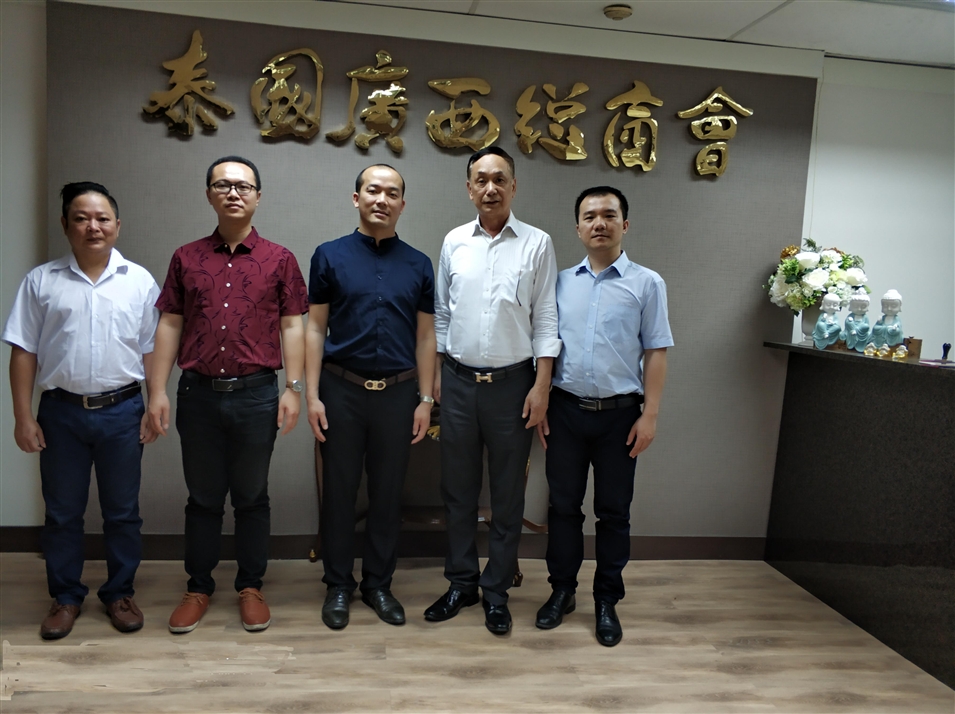 從左往右依次為國際部合伙人林健偉先生（左一），國際部總監(jiān)吳琪先生（左二），執(zhí)行董事粟宥朝先生（左三），商會主席李宇明（右二），國際部合伙人黃文超先生（右一）