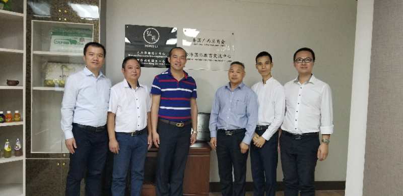 國(guó)際部合伙人黃文超（左一），林健偉（左二）國(guó)際部總監(jiān)吳琪（右一）執(zhí)行董事粟宥朝（左三），泰國(guó)廣西總商會(huì)副主席劉漢政（右二），泰國(guó)華人青年商會(huì)會(huì)長(zhǎng)助理黃志乾(右三)