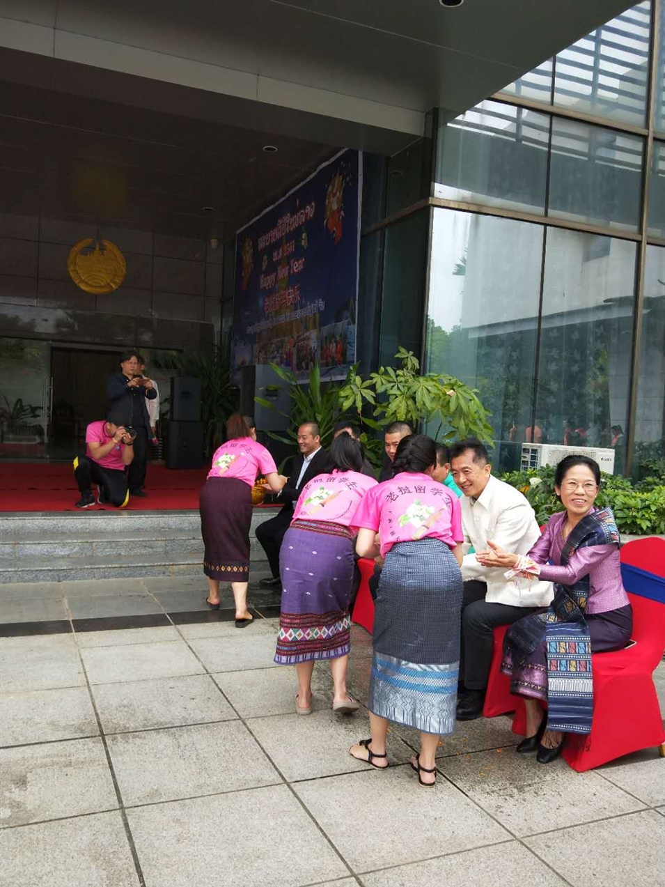 老撾駐廣西留學(xué)生代表將浸有花瓣的香水灑客人的手上，表示對(duì)嘉賓的美好祝福（圖二）