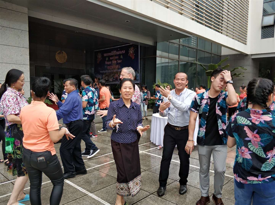 老撾駐南寧總領(lǐng)事萬(wàn)?！ぞS麗雅彭女士與廣西金沛教育執(zhí)行董事粟宥朝先生一起在總領(lǐng)事館廣場(chǎng)載歌載舞