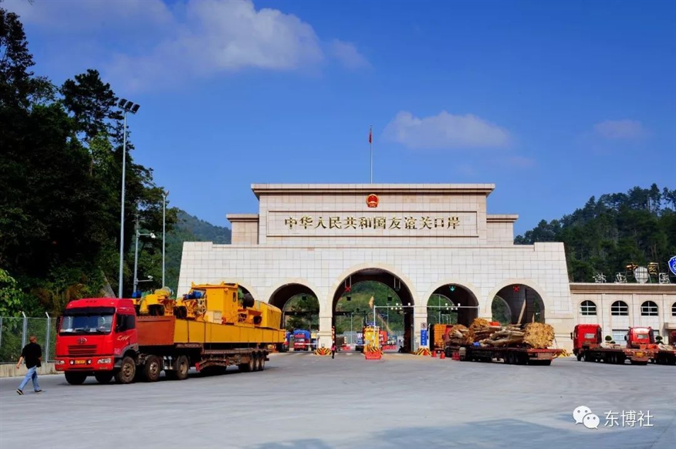 新友誼關(guān)口岸大門(mén) 龐立堅(jiān)攝