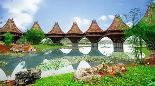 圖為中國-東盟友誼館。該建筑以廣西的風雨橋為原型，寓意“手拉手，心連心”。表達中國與東盟十國睦鄰友好、合作共贏之意。