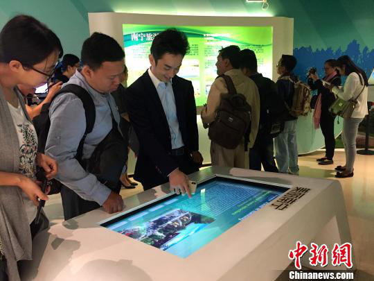 柬埔寨主流媒體采訪團(tuán)參觀南寧市規(guī)劃館。