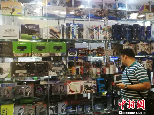 菲律賓統(tǒng)計局(Philippine Statistics Authority)5日發(fā)布10月份全國勞動力調(diào)查報告顯示，2018年10月就業(yè)不足率降至13.3%，而2017年10月為15.9%。圖為馬尼拉馬卡蒂一商場，貨品充足，青年人消費暢旺。 關(guān)向東 攝