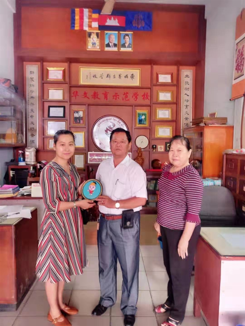 與柬埔寨立群學(xué)校謝校長（左一）和蕭主任（右一）合影