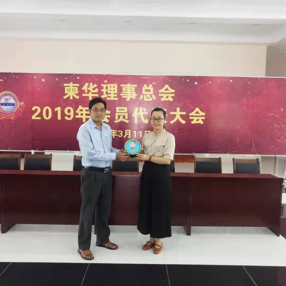 與柬華理事總會鐘耀輝秘書長合影，并交換了紀(jì)念品