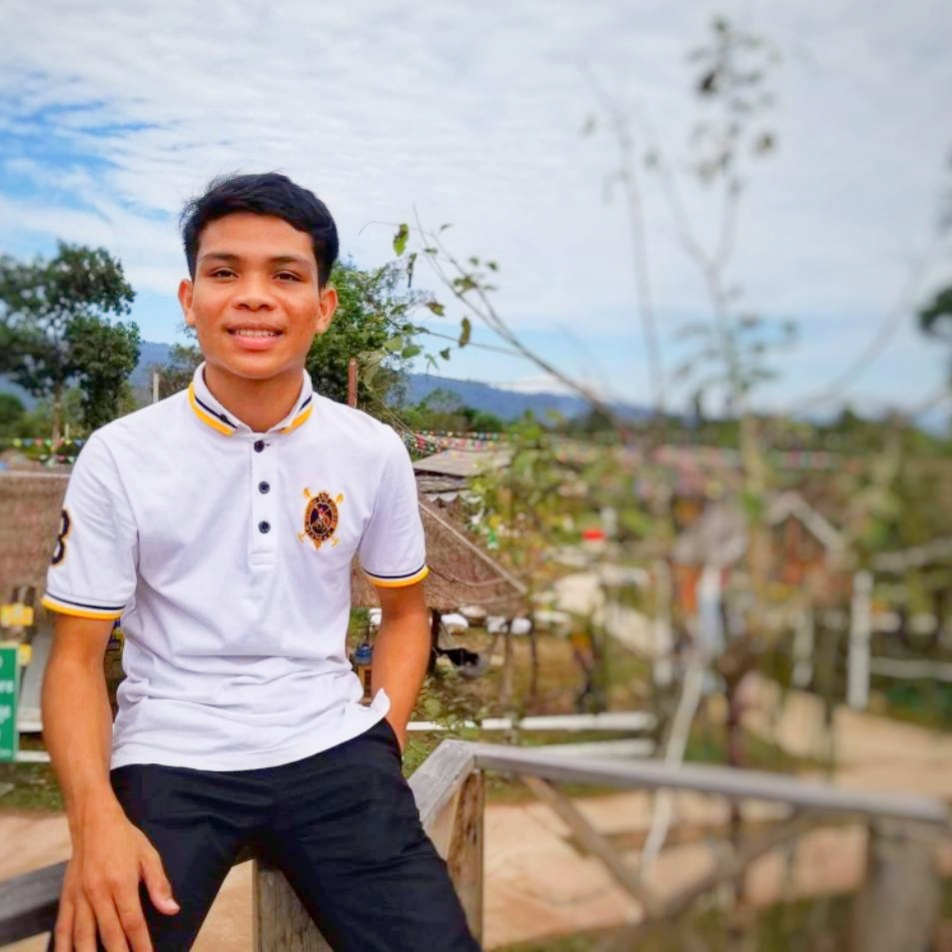 何冀南，柬埔寨人 老撾國(guó)立大學(xué)建筑學(xué)院城市規(guī)劃專業(yè)